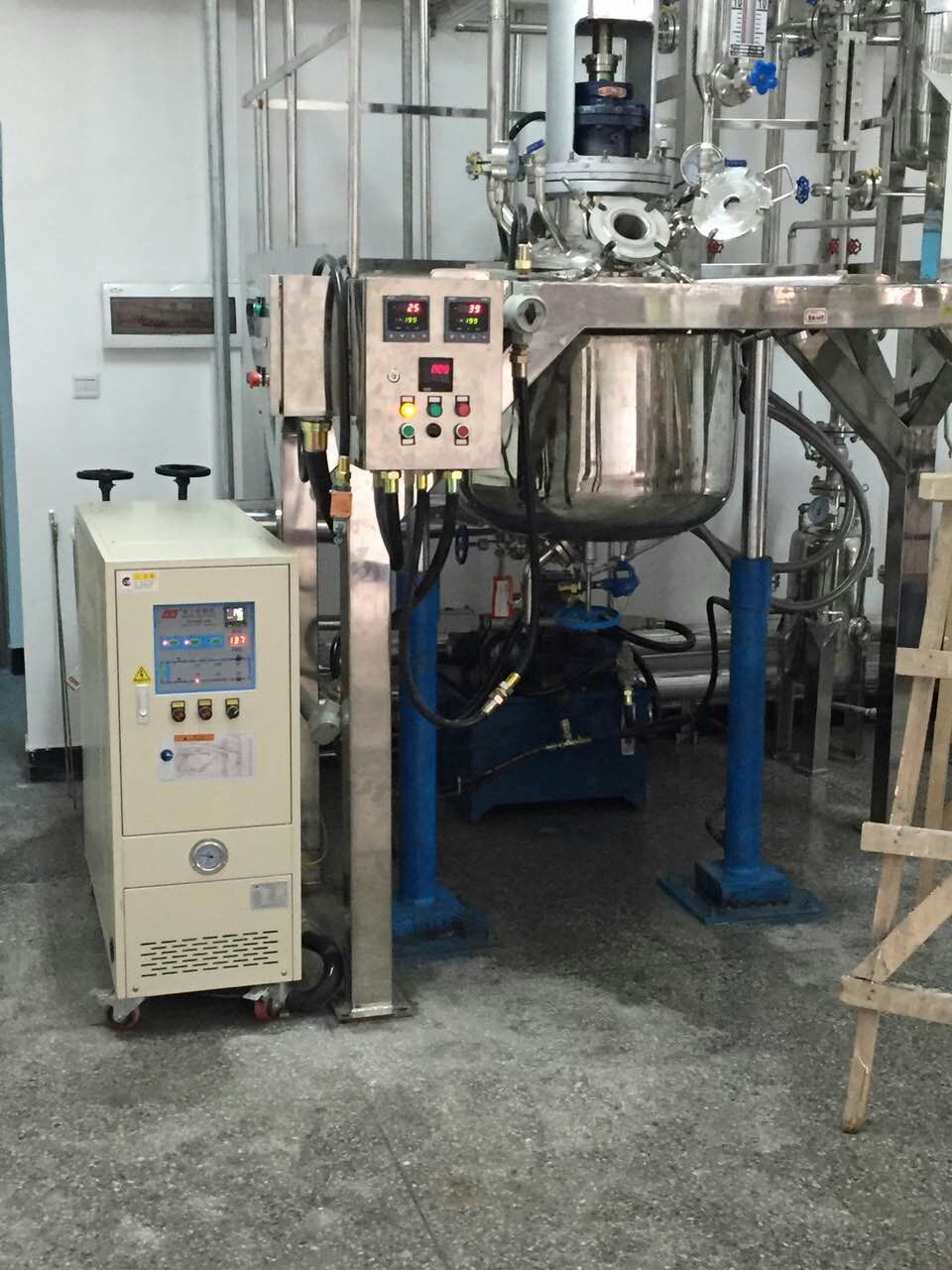 實(shí)驗(yàn)反應(yīng)釜控溫模溫機(jī) 實(shí)驗(yàn)反應(yīng)釜控溫模溫機(jī)